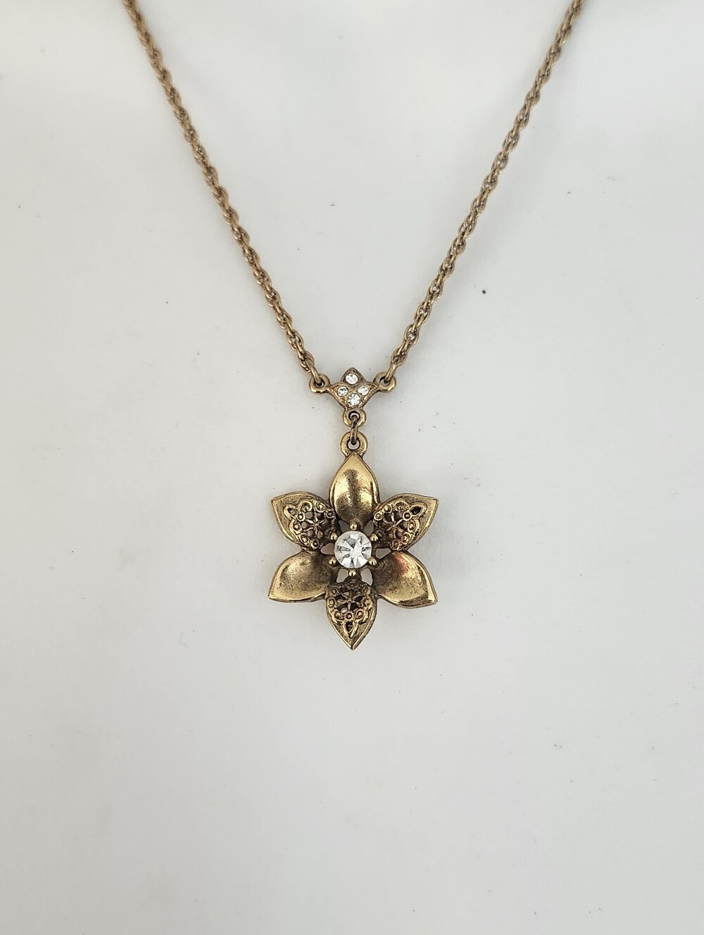 Vtg 1928 Gold Tone Six Petal Flower Pendant Necklace With Crystal Accents